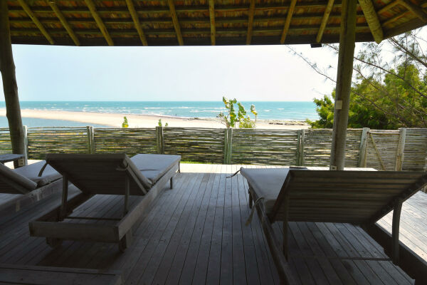 Imagem 4 de Casa grande com terreno amplo, frente ao mar e piscina no Pontal do Maceió